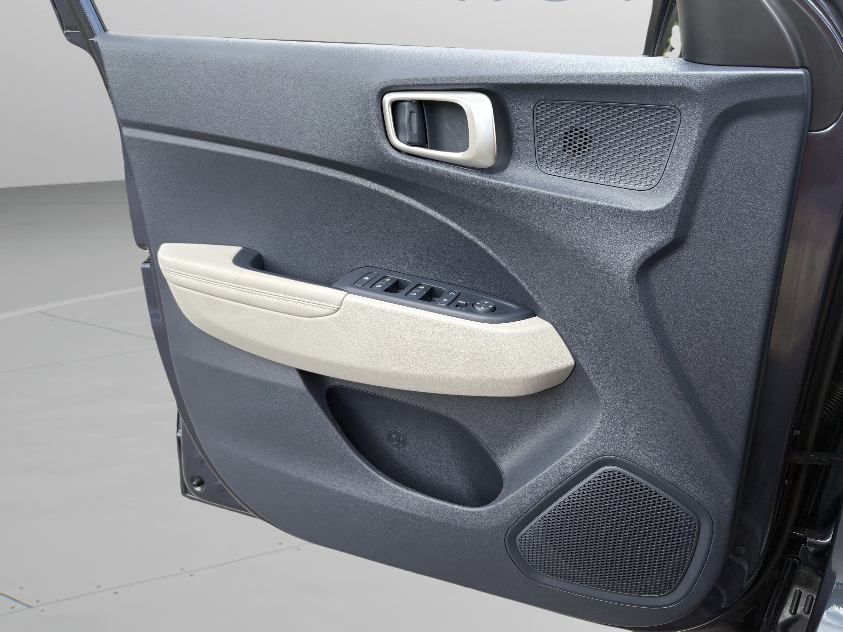 Certified 2025 Hyundai Venue Limited FWD image 21