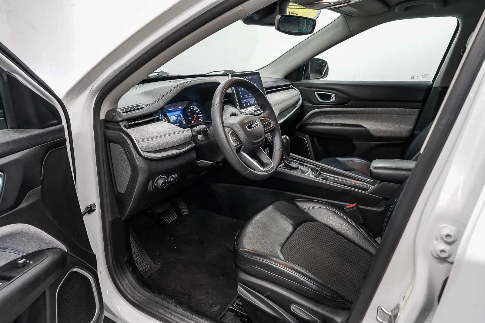 Used 2022 Jeep Compass Latitude FWD image 17
