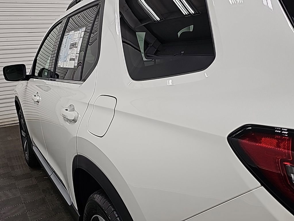New 2025 Honda Pilot Touring image 6