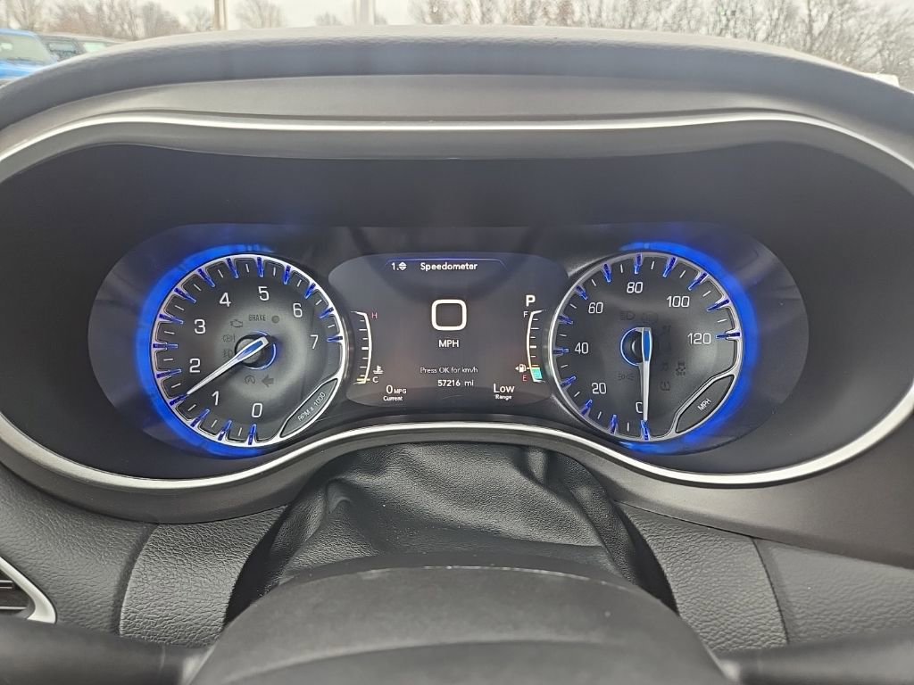 Used 2024 Chrysler Pacifica Touring-L image 41