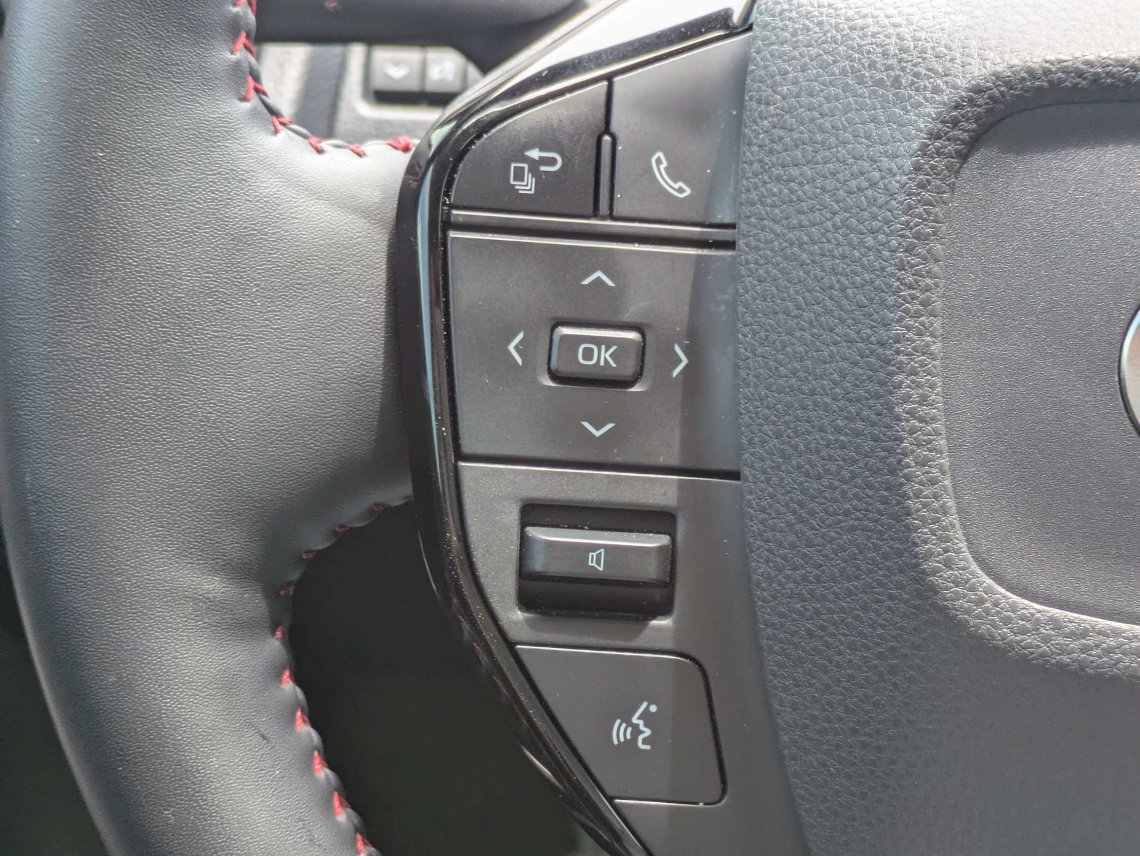 Used 2024 Toyota Prius Prime FWD image 31