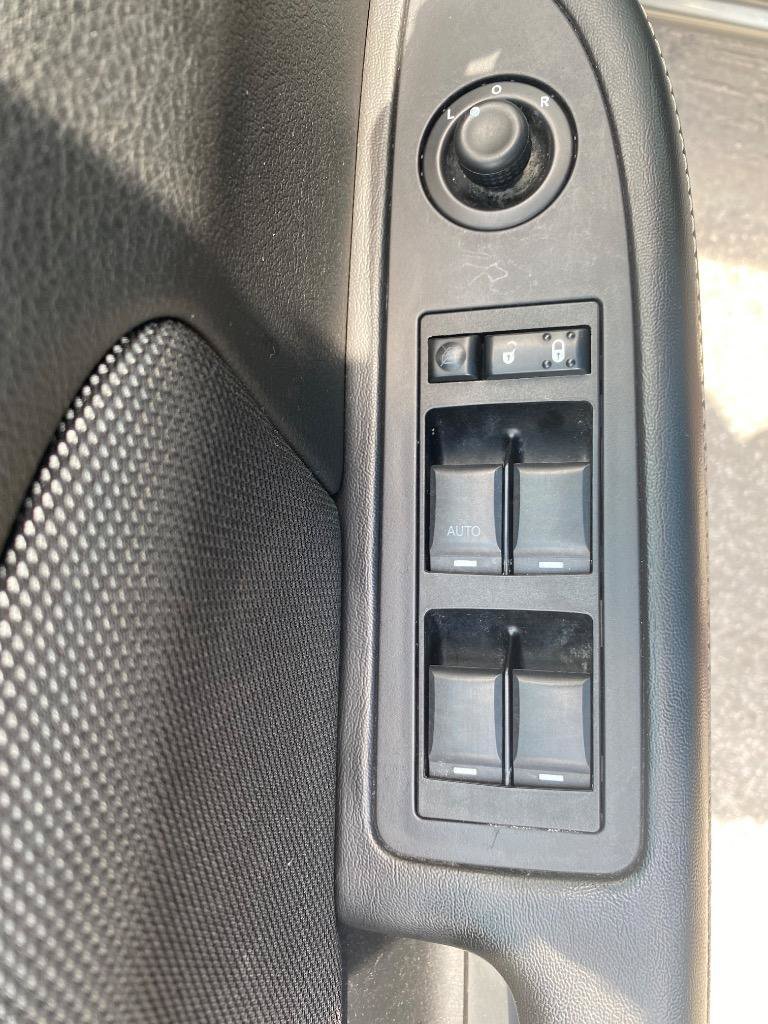 Used 2013 Dodge Avenger SE FWD image 38