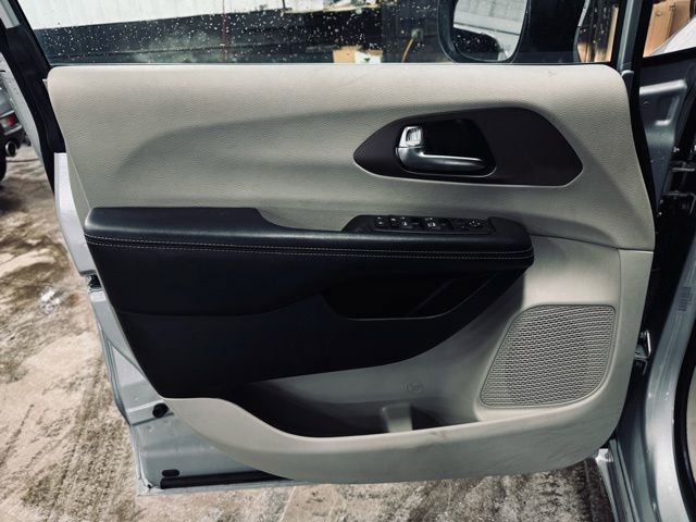 Used 2023 Chrysler Voyager LX image 13