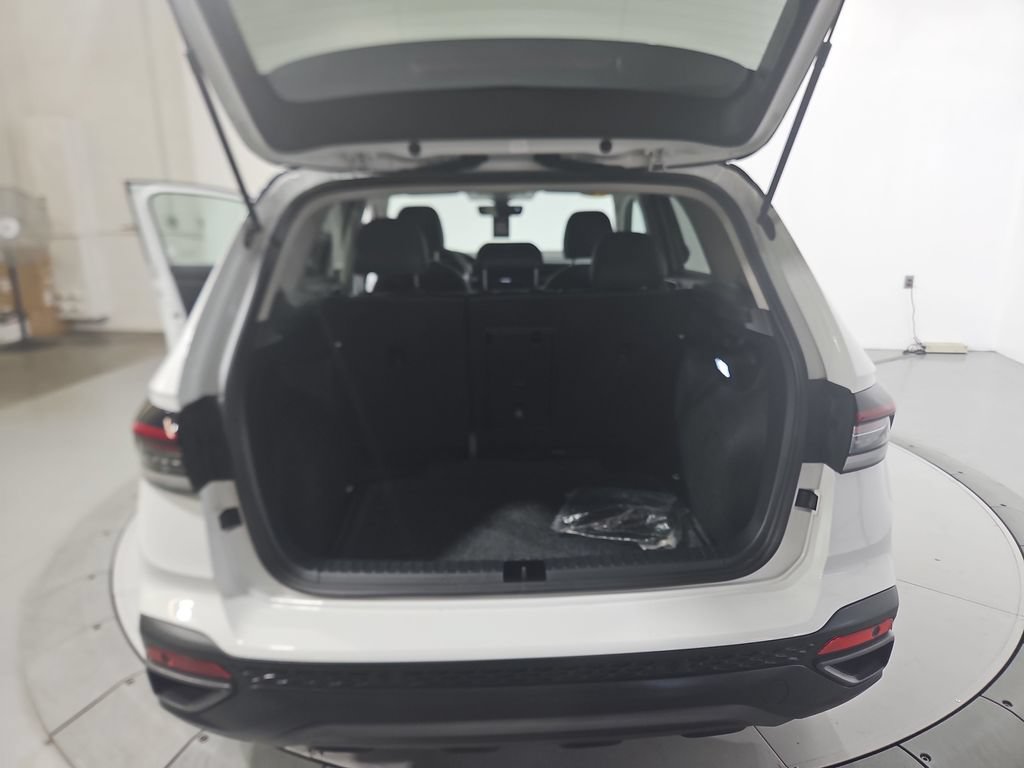 Used 2025 Volkswagen Taos SE FWD image 24