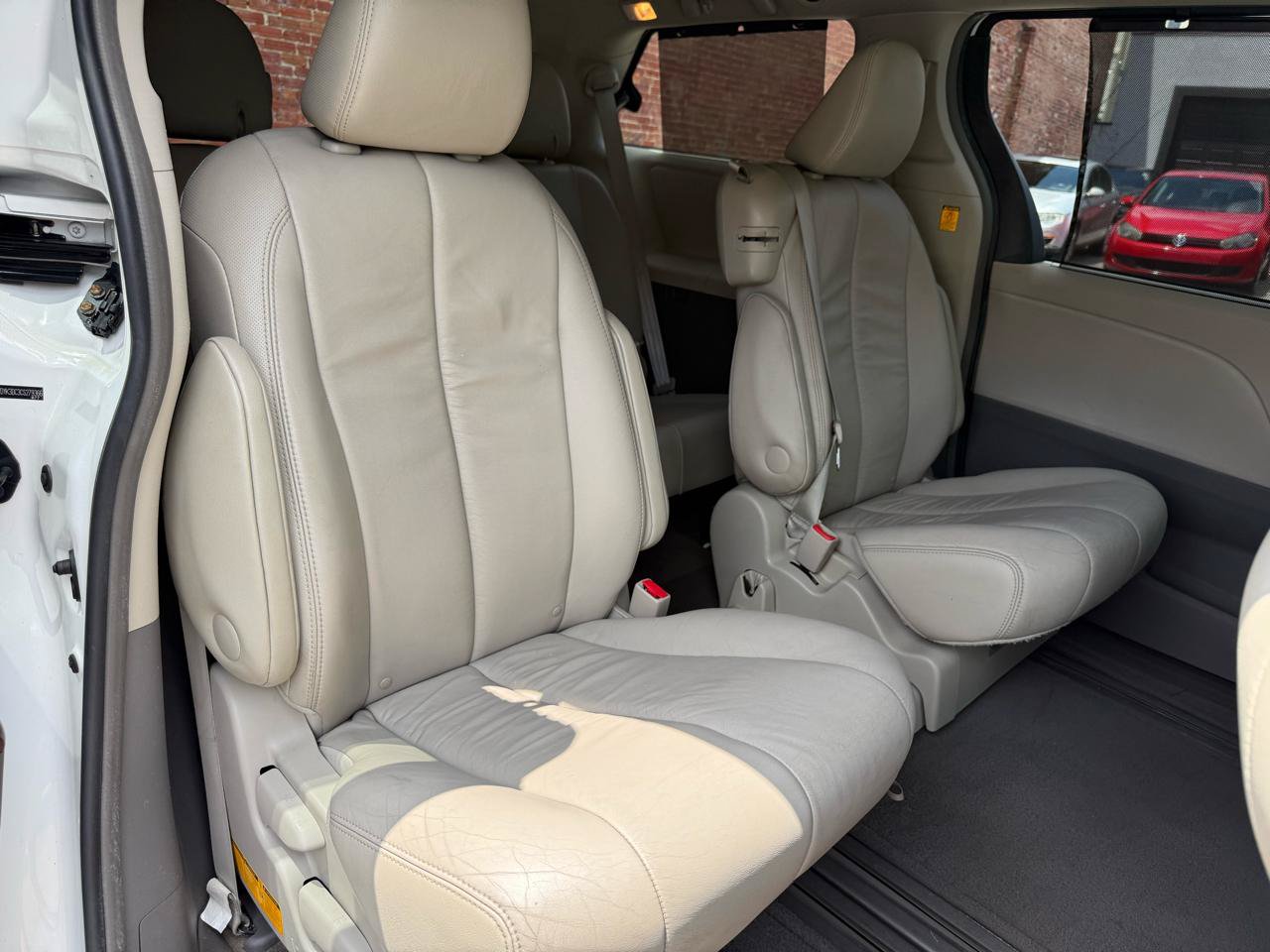 Used 2012 Toyota Sienna XLE w/ Entertainment Pkg FWD image 8