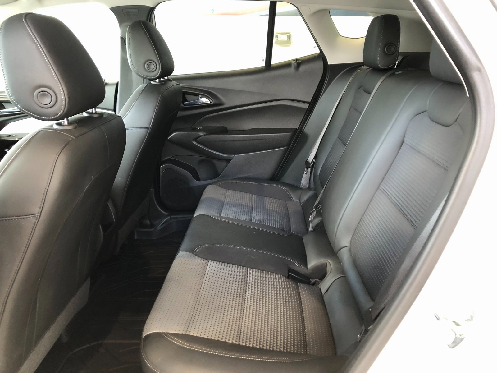 Used 2024 Chevrolet Trax LT w/ Sunroof Package image 9