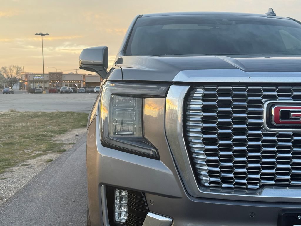 Used 2021 GMC Yukon XL Denali w/ Denali Premium Package image 6