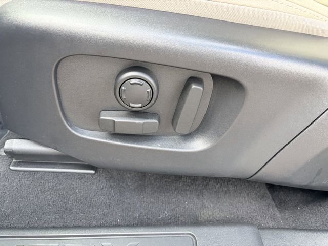 Used 2023 Land Rover Discovery Sport SE image 7