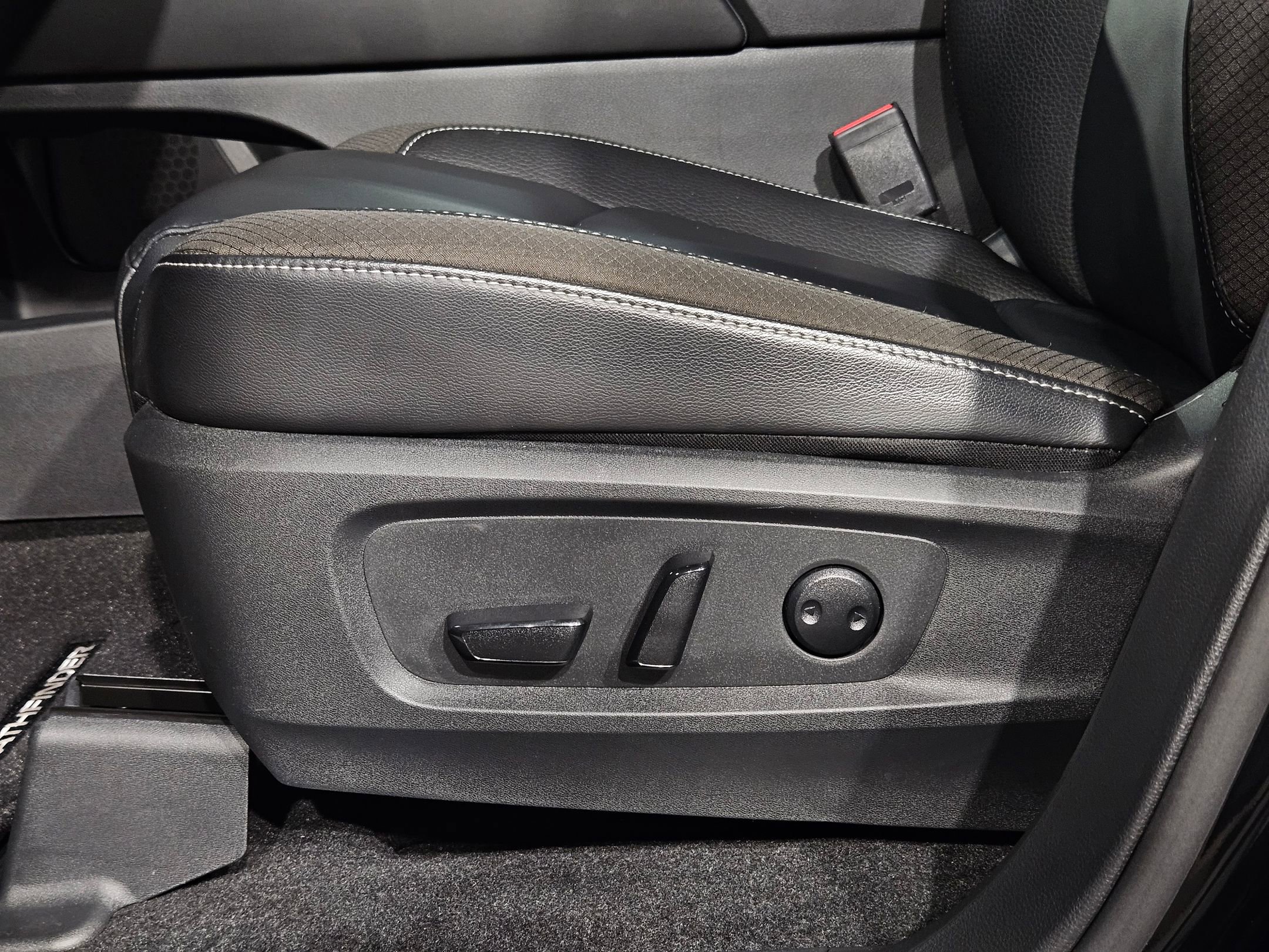 Used 2025 Nissan Pathfinder SL w/ Cargo Package image 23