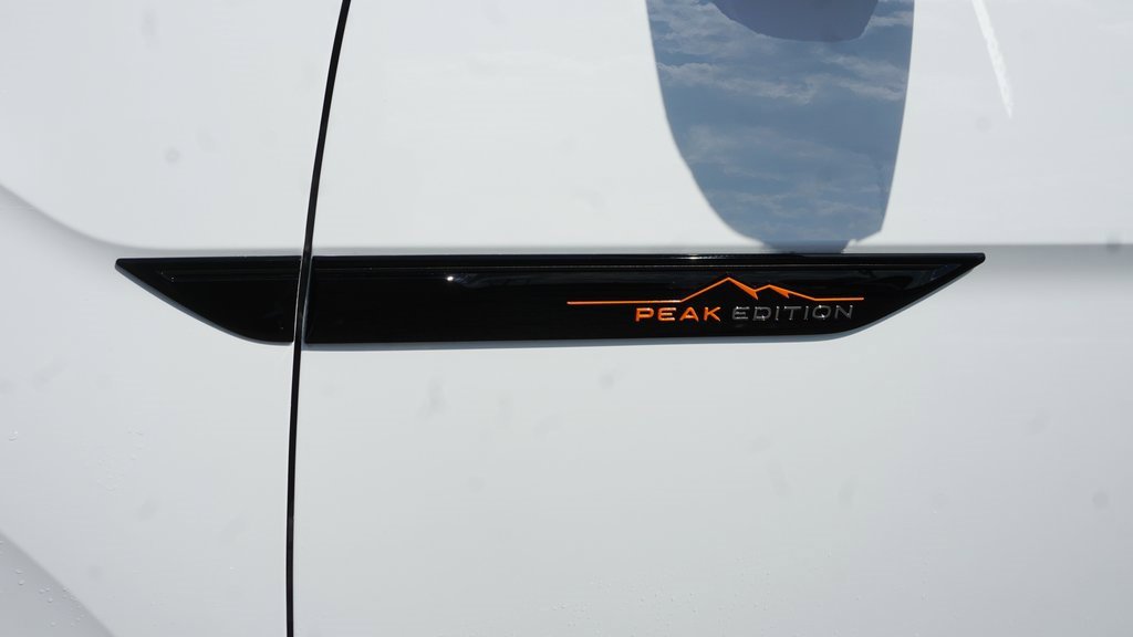 New 2025 Volkswagen Atlas Peak Edition SE image 3