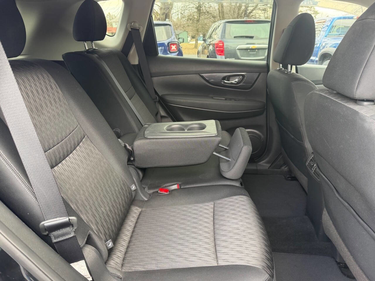 Used 2018 Nissan Rogue SV w/ Premium Package image 18