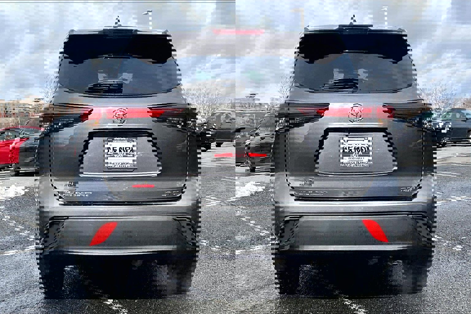 Used 2024 Toyota Highlander LE image 4