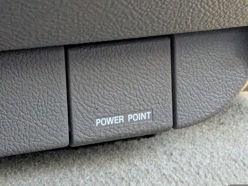 Used 2005 Lincoln Town Car Signature Limited image 20