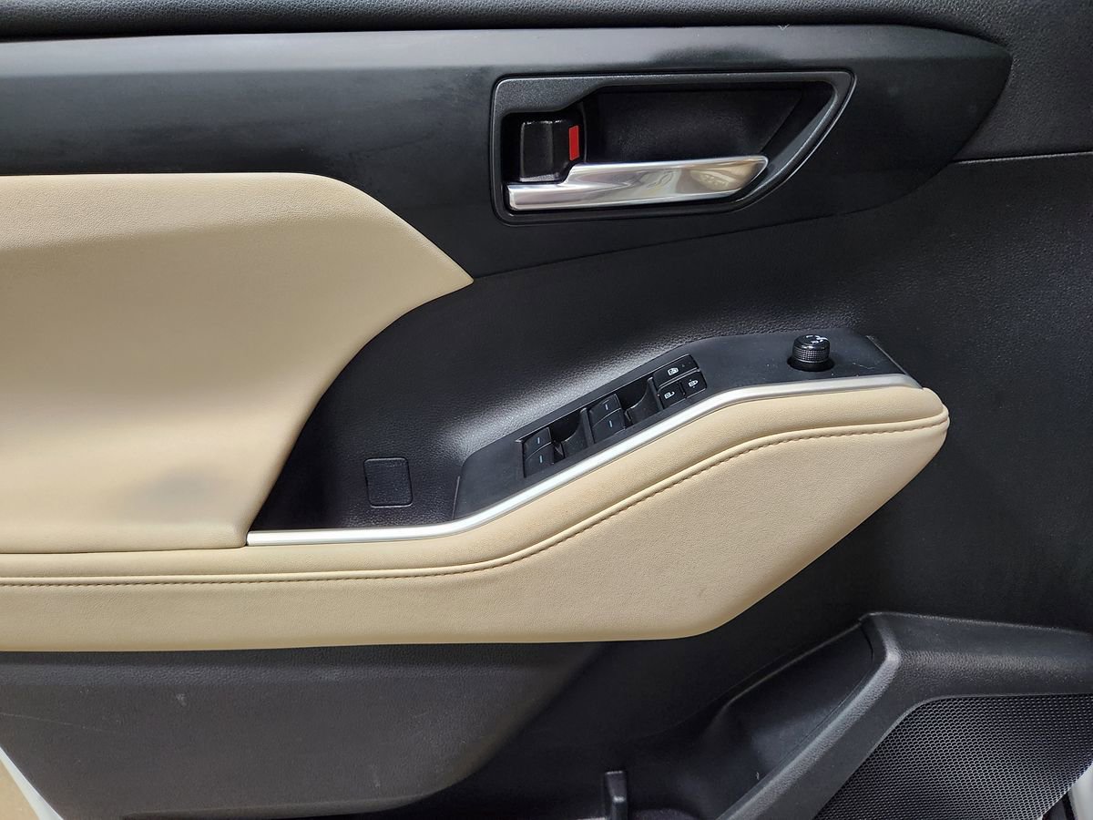 Used 2024 Toyota Highlander XLE FWD image 43