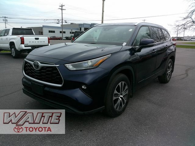 Used 2022 Toyota Highlander XLE AWD/4WD image 6