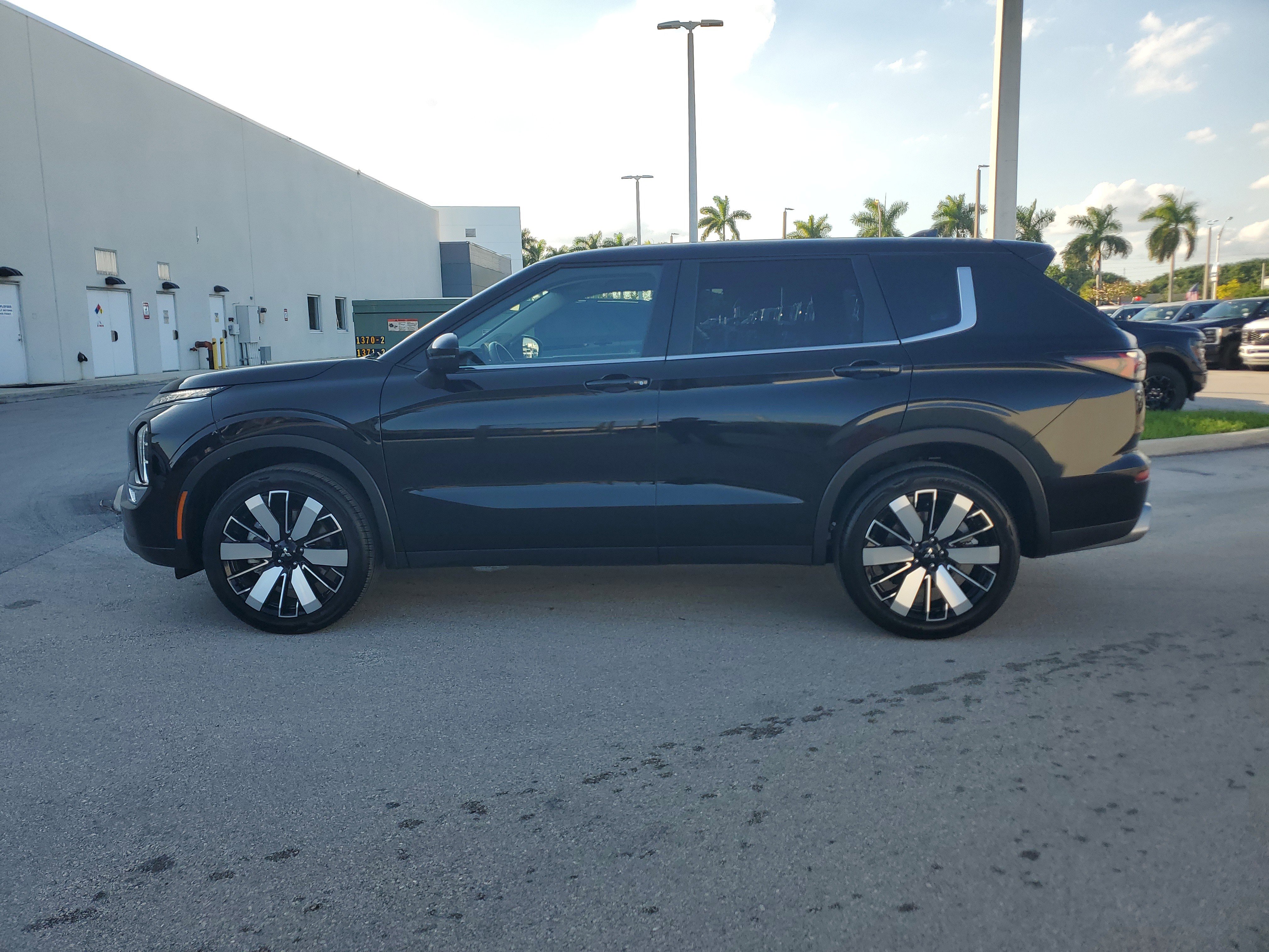 Used 2025 Mitsubishi Outlander SE image 8