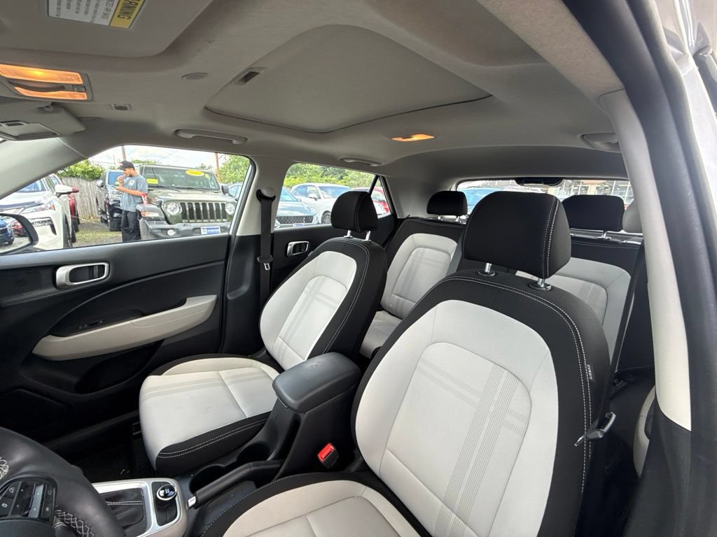 Used 2025 Hyundai Venue SEL FWD image 14