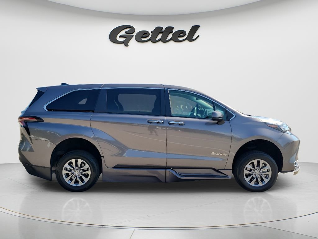 Used 2024 Toyota Sienna XLE FWD image 4