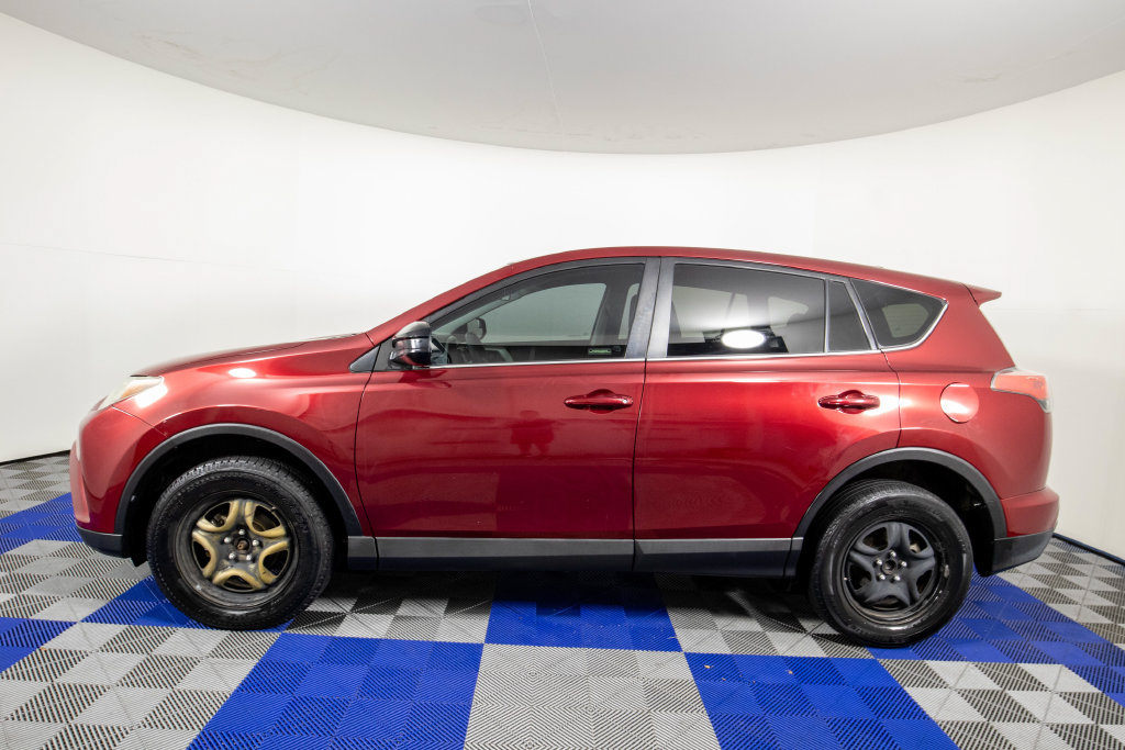 Used 2018 Toyota RAV4 LE FWD image 7