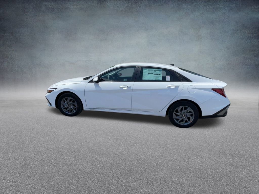 Used 2025 Hyundai Elantra Blue image 16