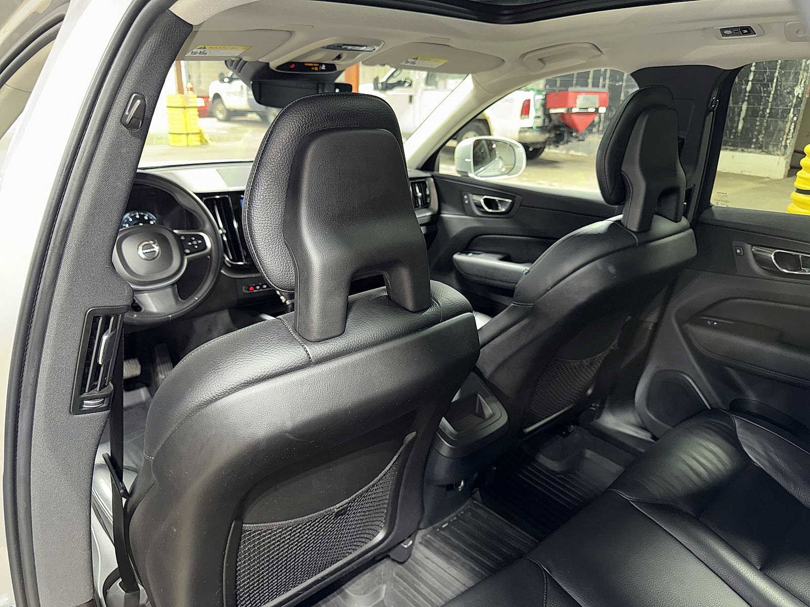 Used 2018 Volvo XC60 T6 Momentum w/ Advanced Package AWD/4WD image 28