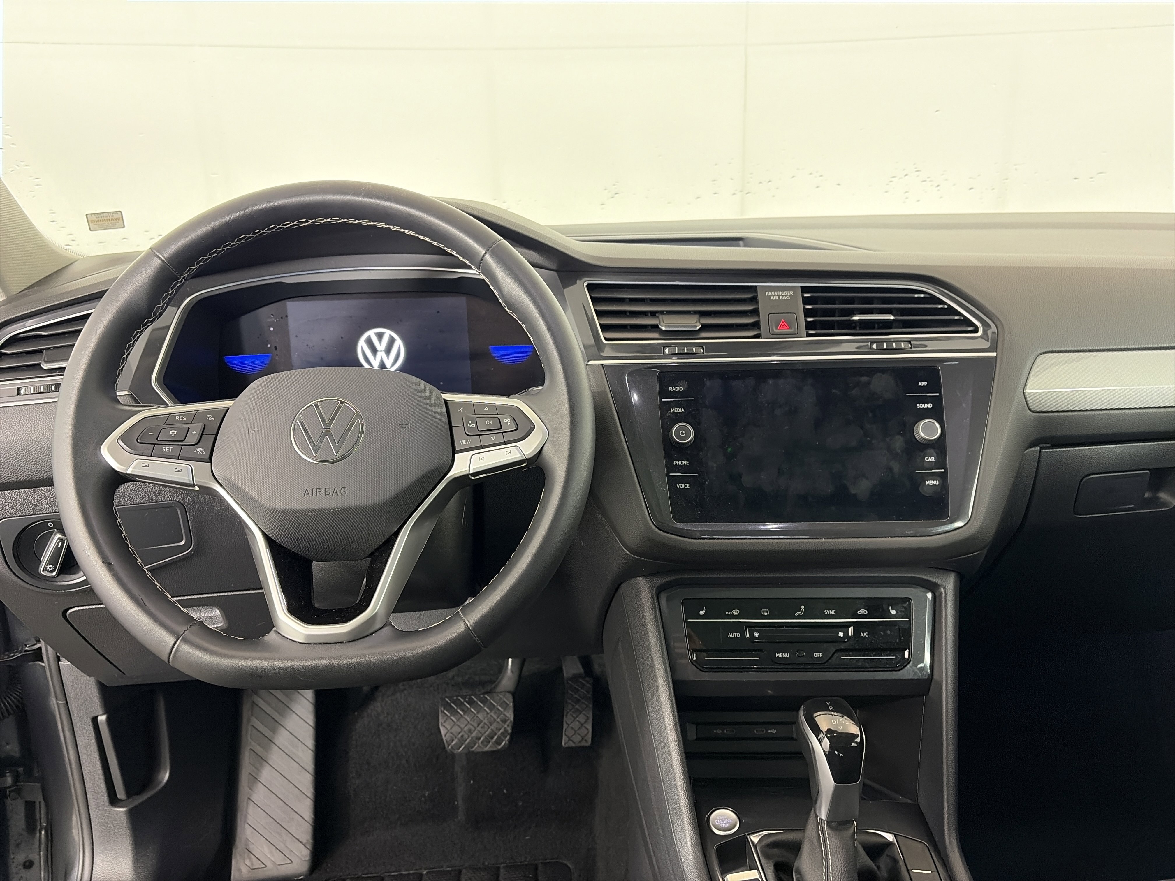 Used 2022 Volkswagen Tiguan SE image 3