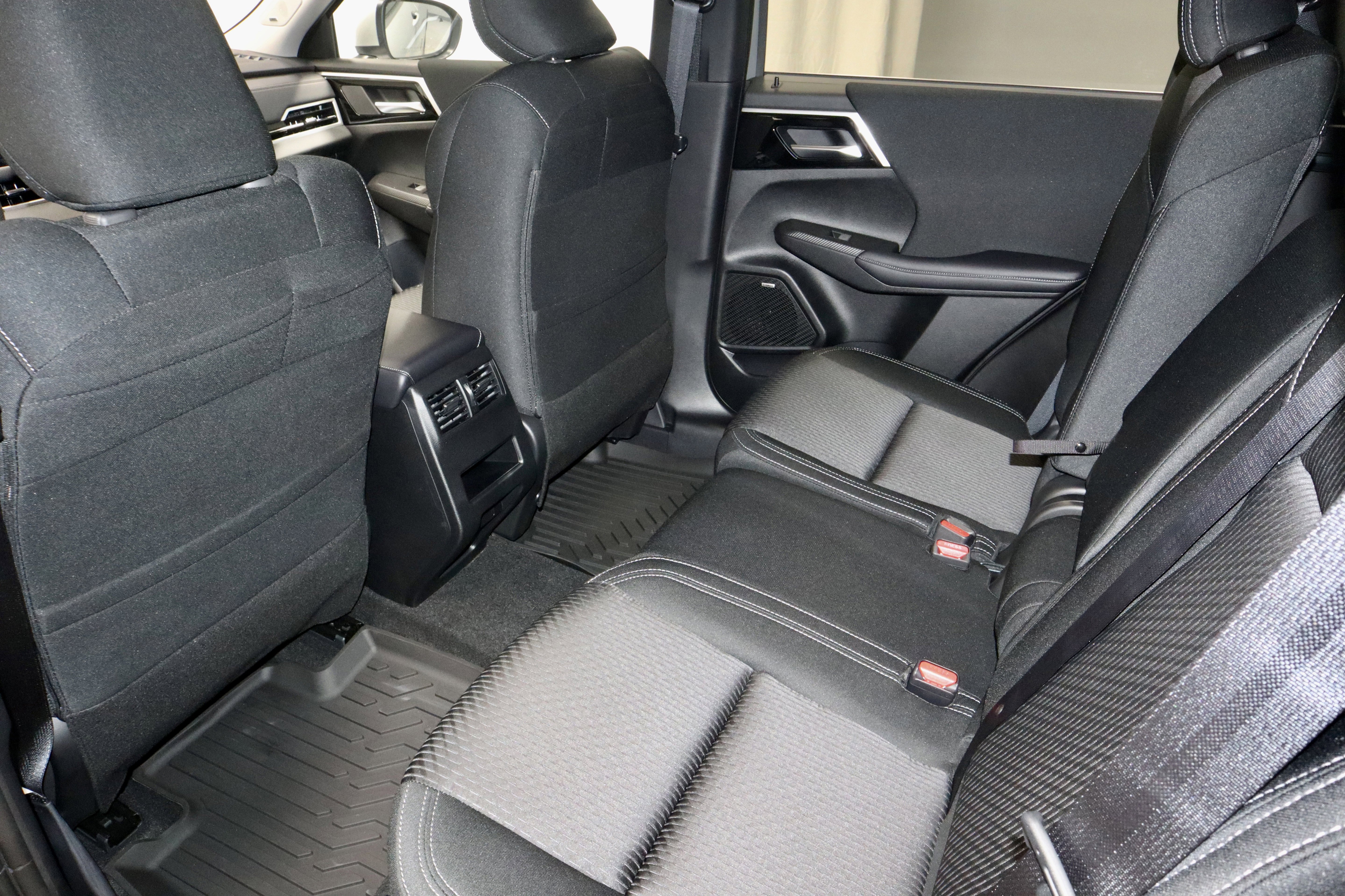 New 2026 Mitsubishi Outlander ES image 15