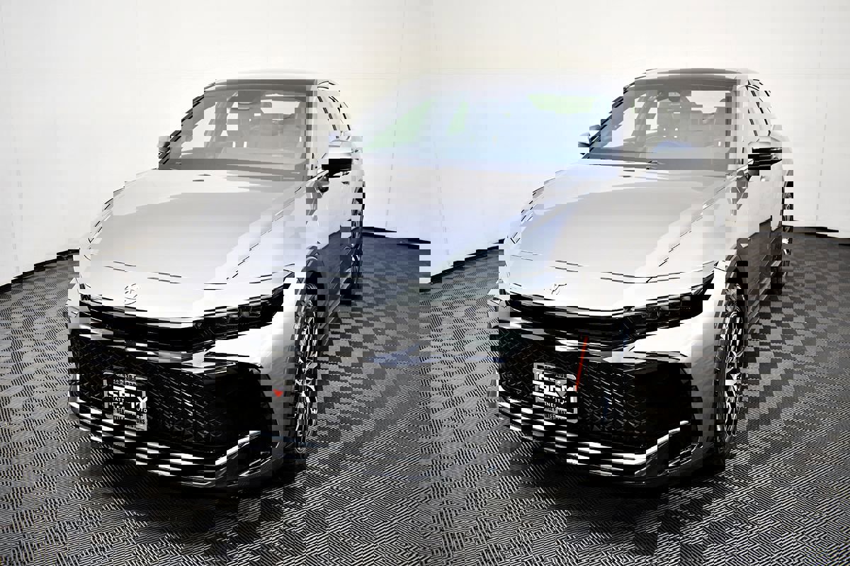 Used 2023 Toyota Crown Platinum image 2