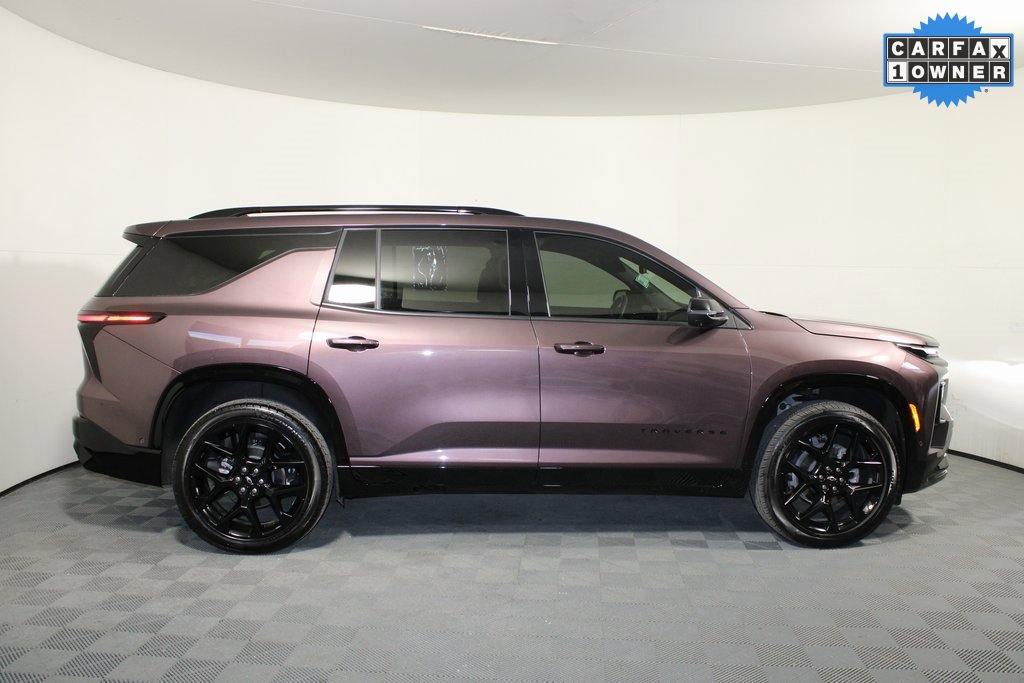 Used 2025 Chevrolet Traverse RS image 2