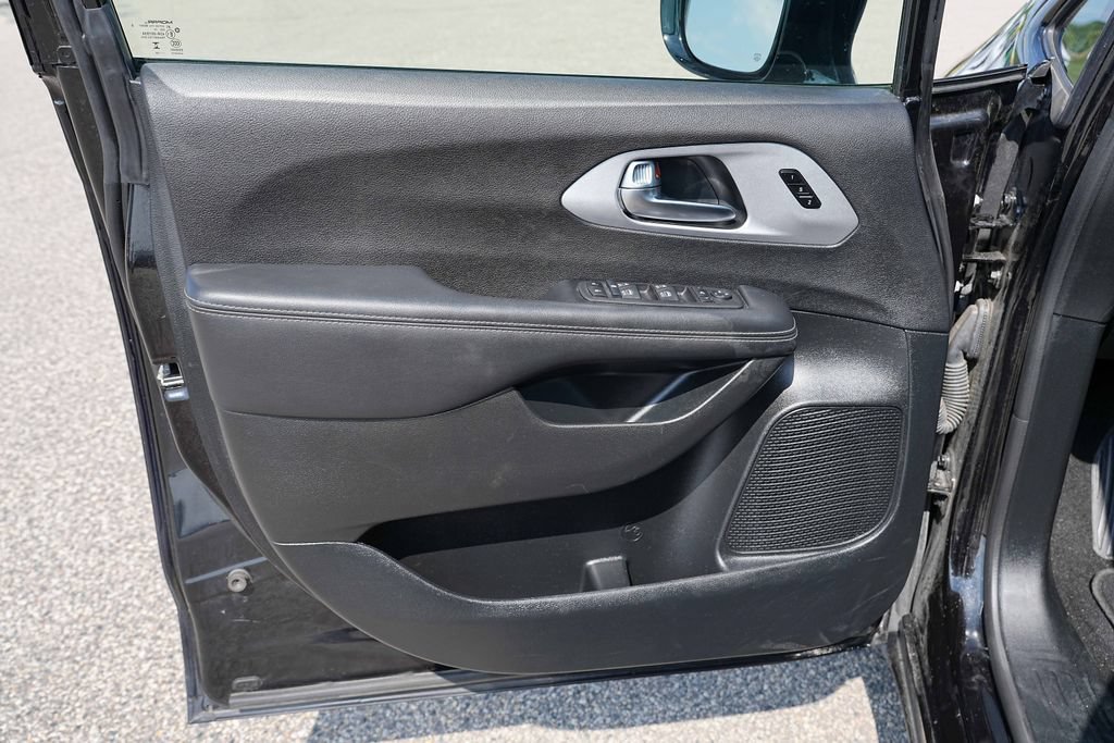 Used 2025 Chrysler Pacifica Limited FWD image 25