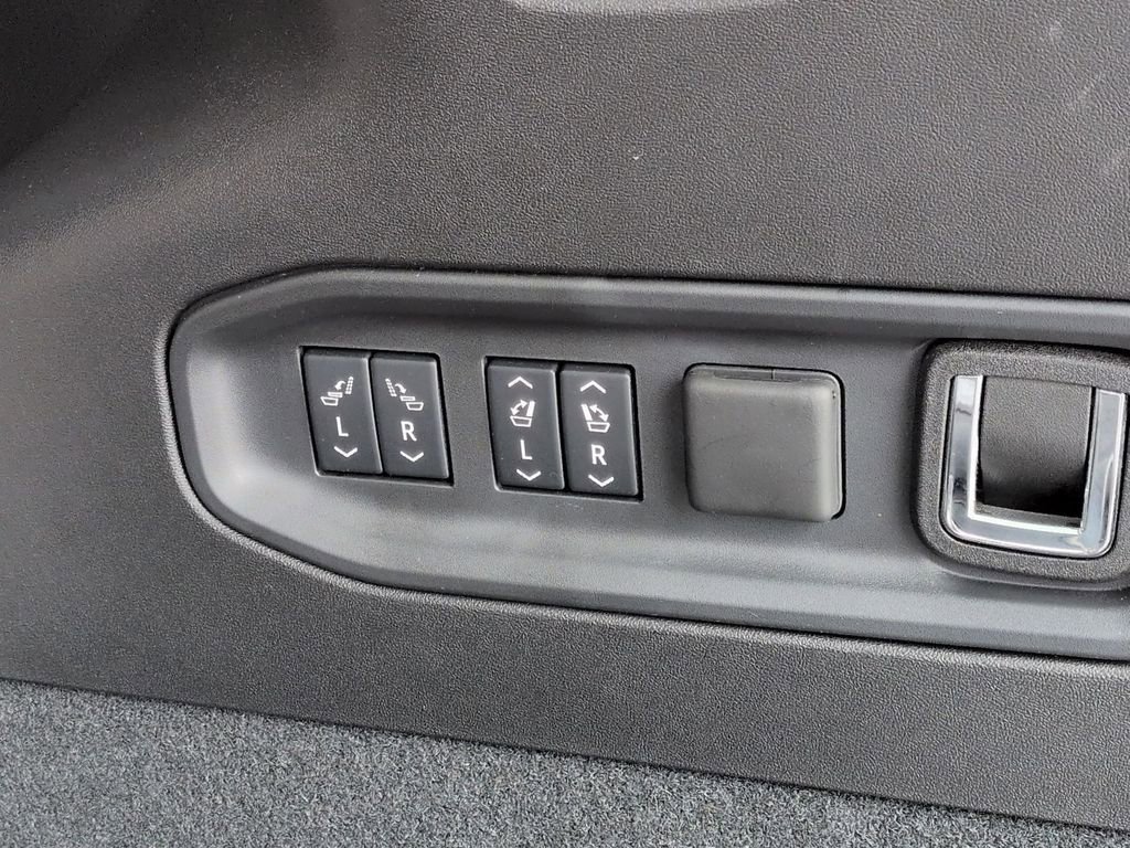 Certified 2026 Cadillac Vistiq Sport image 32