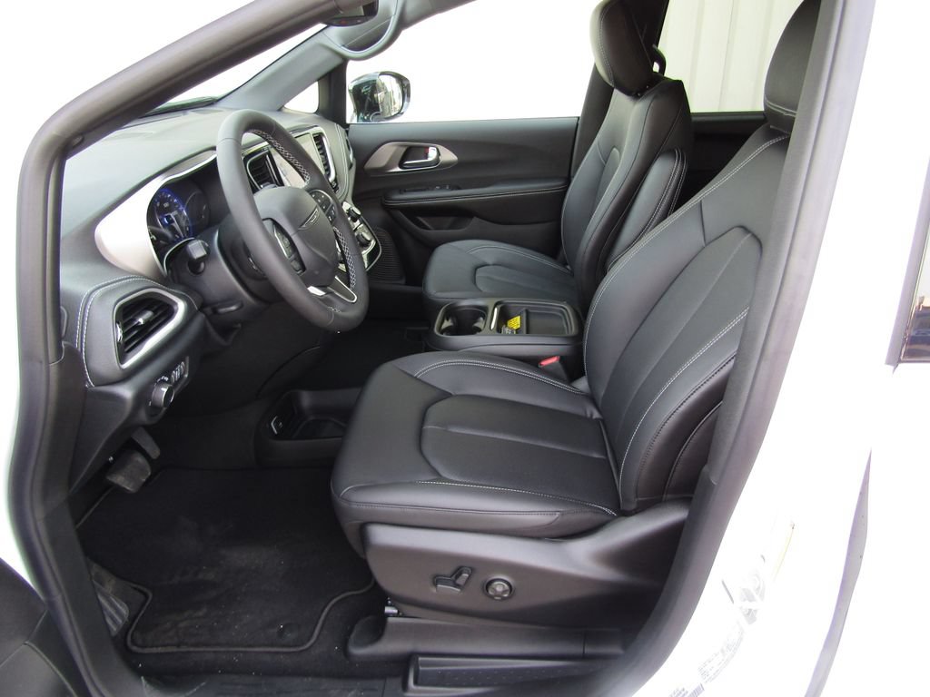New 2027 Chrysler Pacifica Select FWD image 23