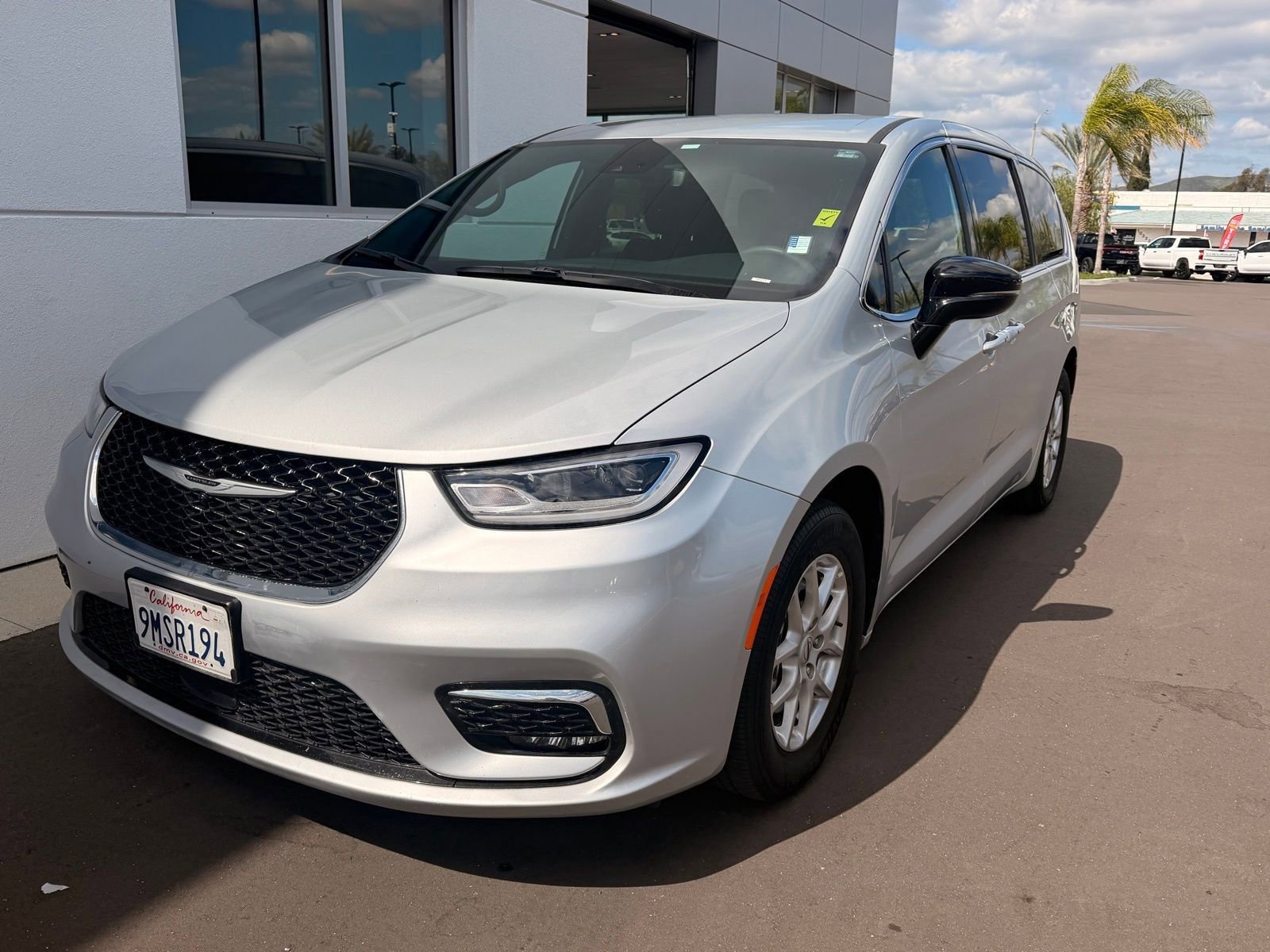 Used 2024 Chrysler Pacifica Touring image 4