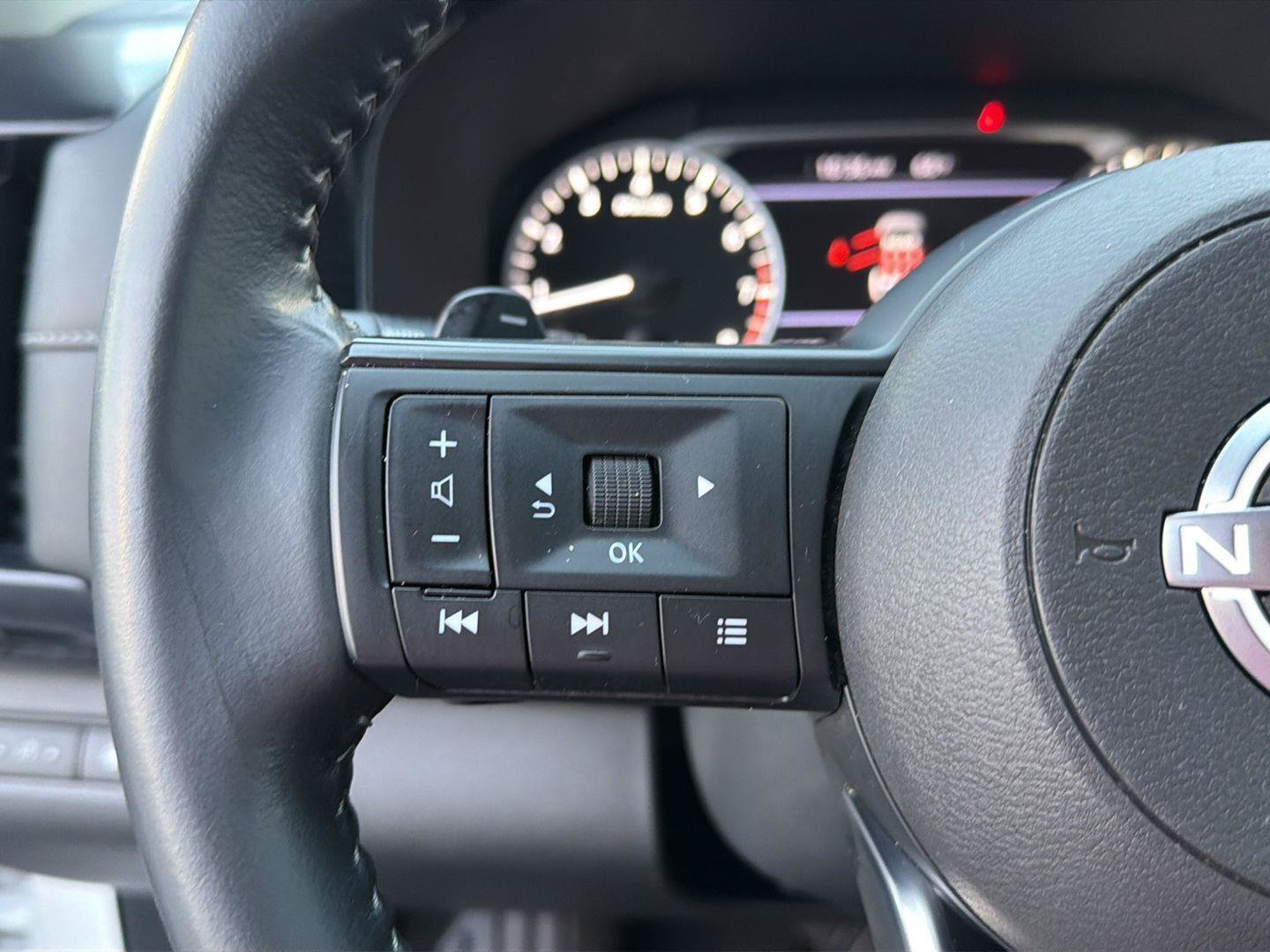 Used 2025 Nissan Pathfinder SV AWD/4WD image 22