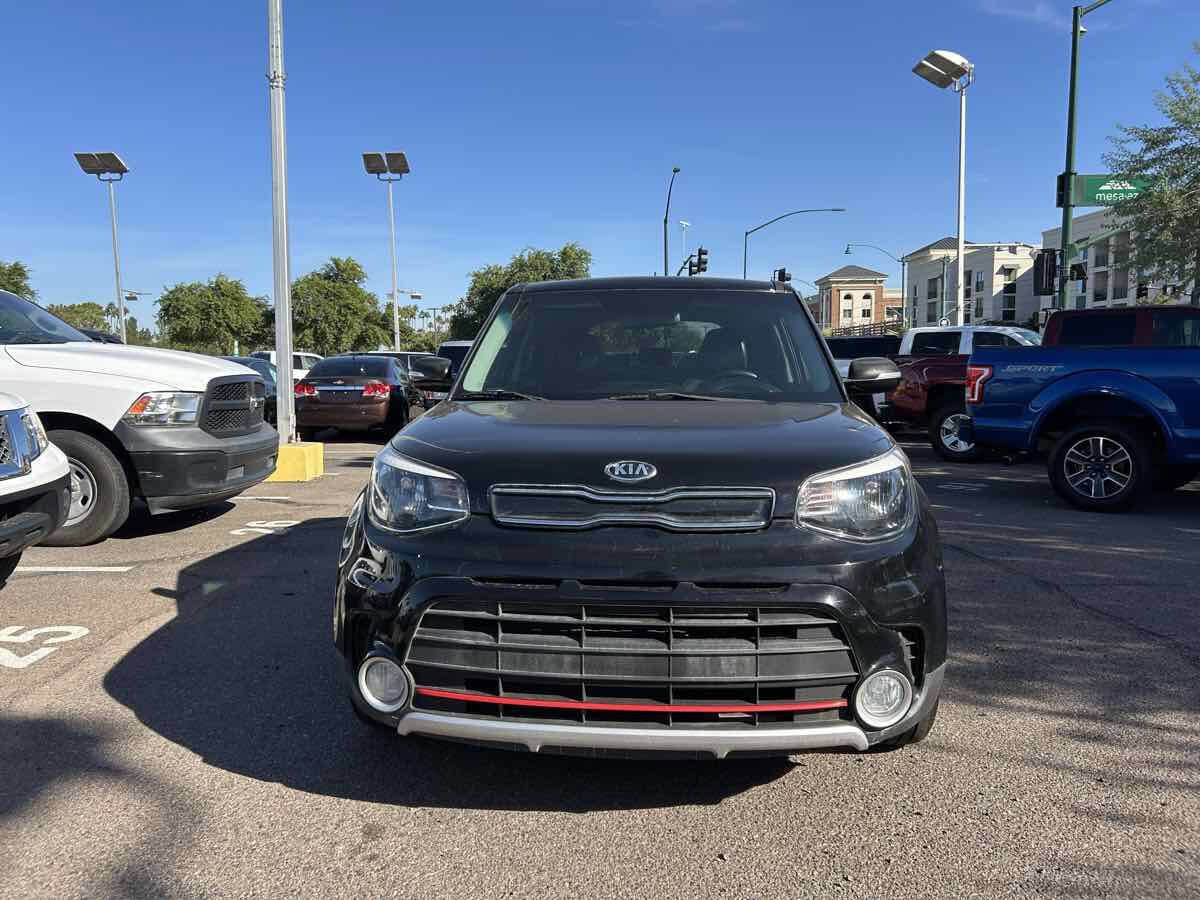 Used 2017 Kia Soul ! FWD image 2