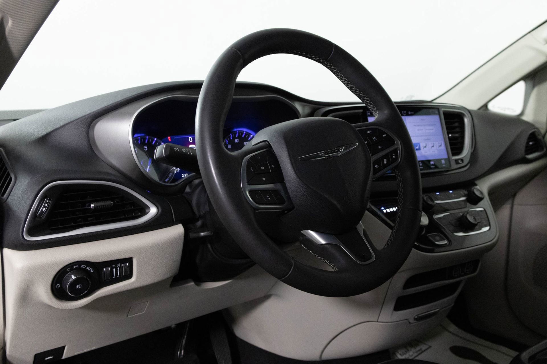 Used 2023 Chrysler Pacifica Touring-L image 4