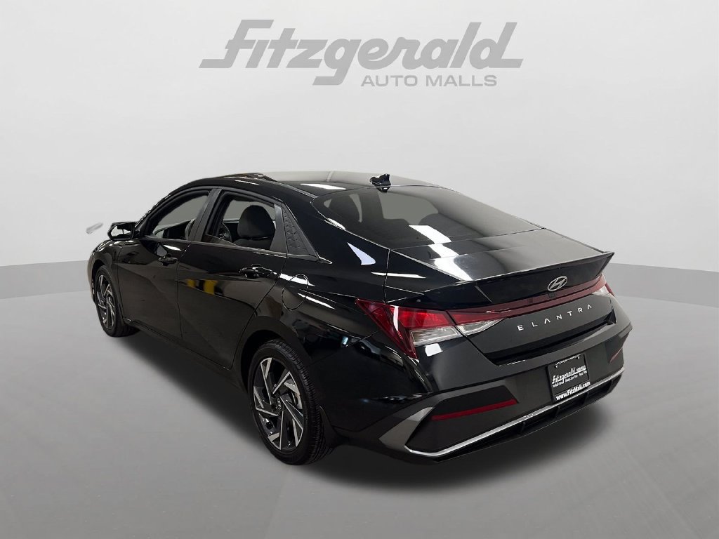 Used 2025 Hyundai Elantra Sport FWD image 3