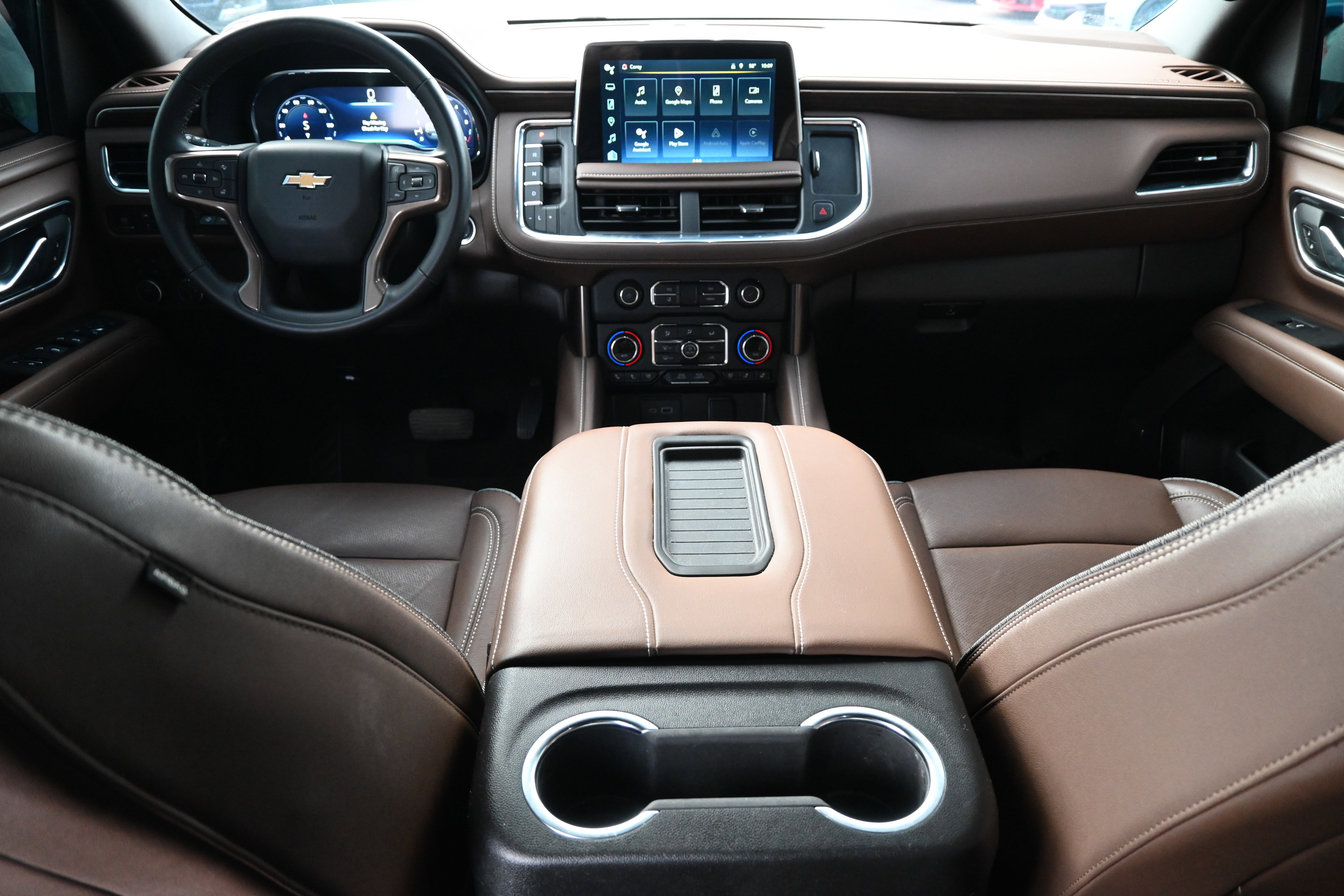 Used 2024 Chevrolet Suburban High Country image 3