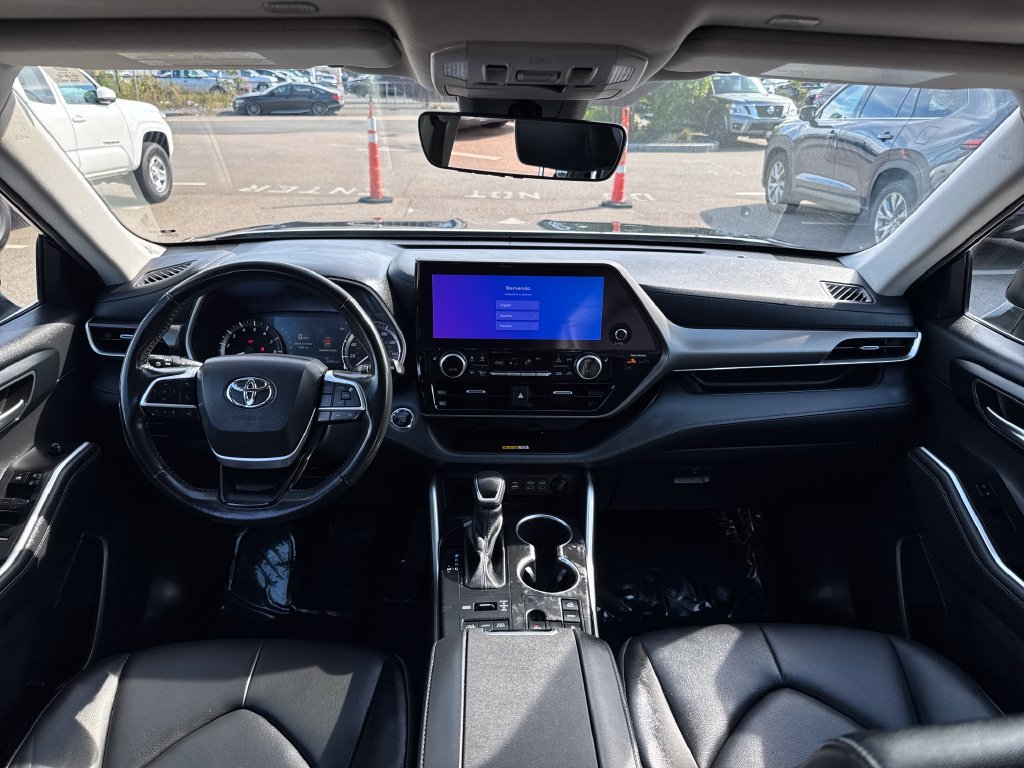 Used 2023 Toyota Highlander XLE AWD/4WD image 12