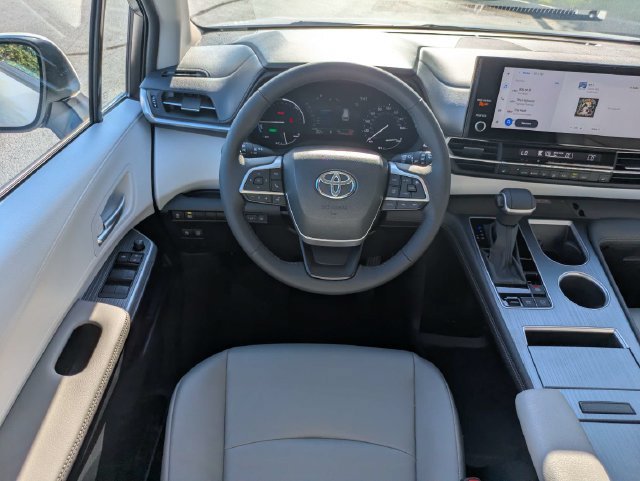 Certified 2026 Toyota Sienna XLE FWD image 20