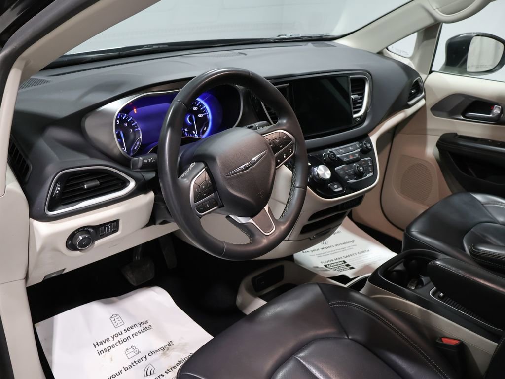 Used 2023 Chrysler Pacifica Touring-L image 23