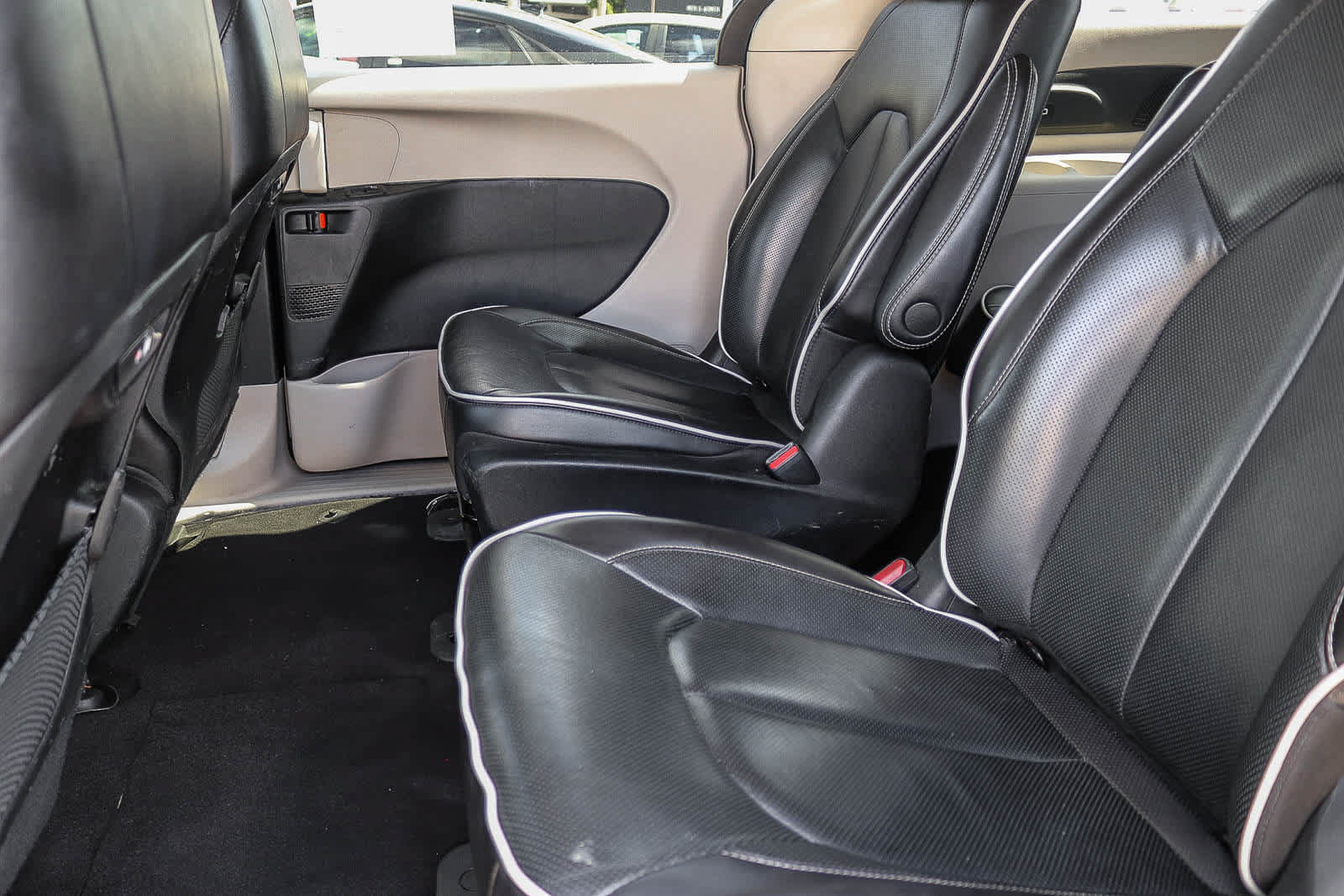 Used 2023 Chrysler Pacifica Limited FWD image 17