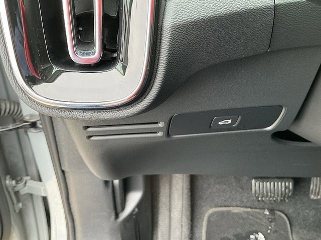 Certified 2025 Volvo XC40 B5 Core image 22