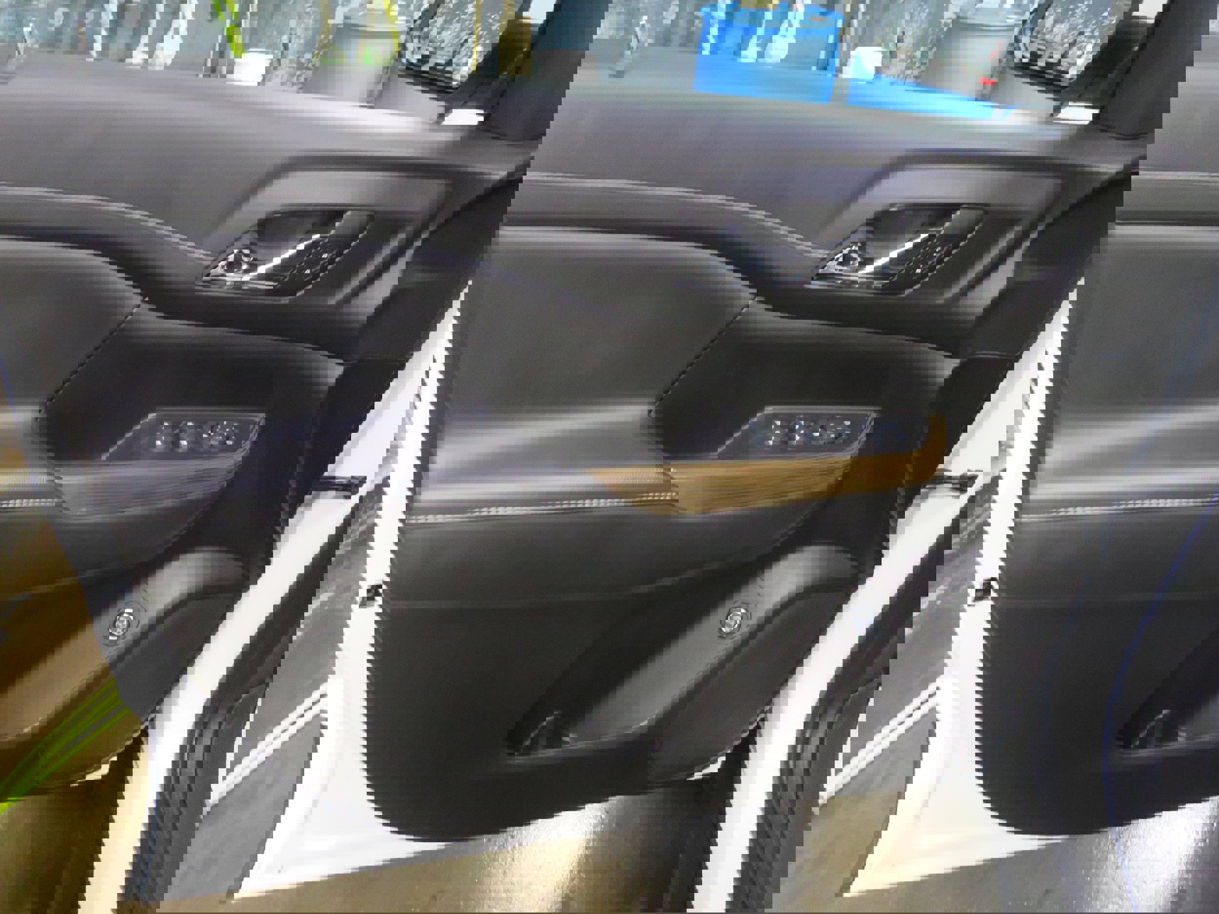 Used 2023 GMC Acadia SLE w/ Driver Convenience Package image 17