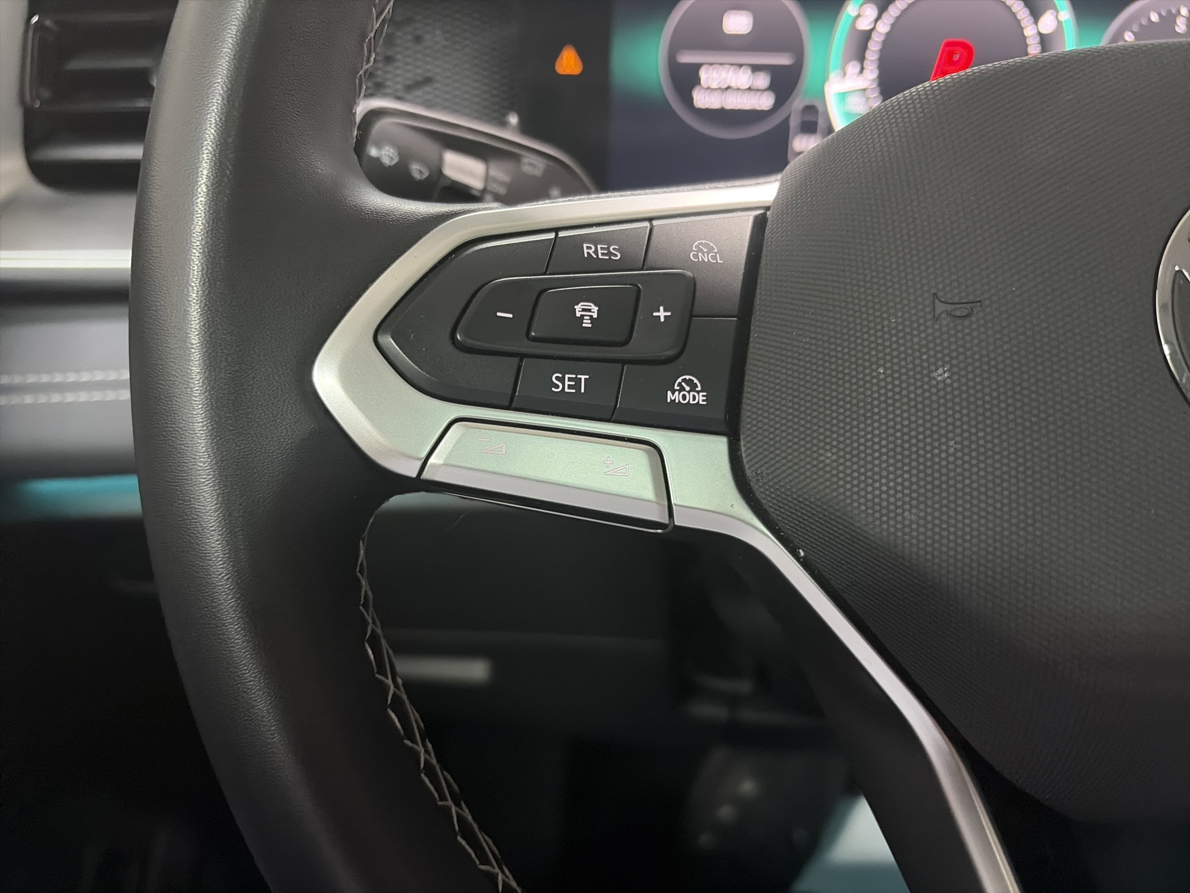 Certified 2025 Volkswagen Tiguan SE image 17