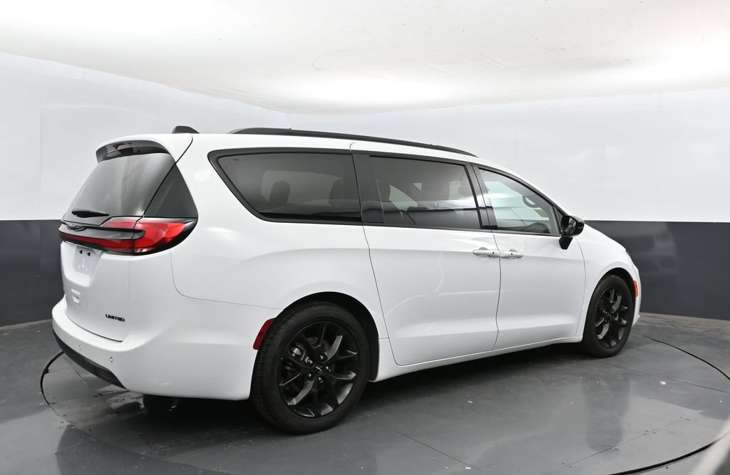Used 2025 Chrysler Pacifica Limited FWD image 4