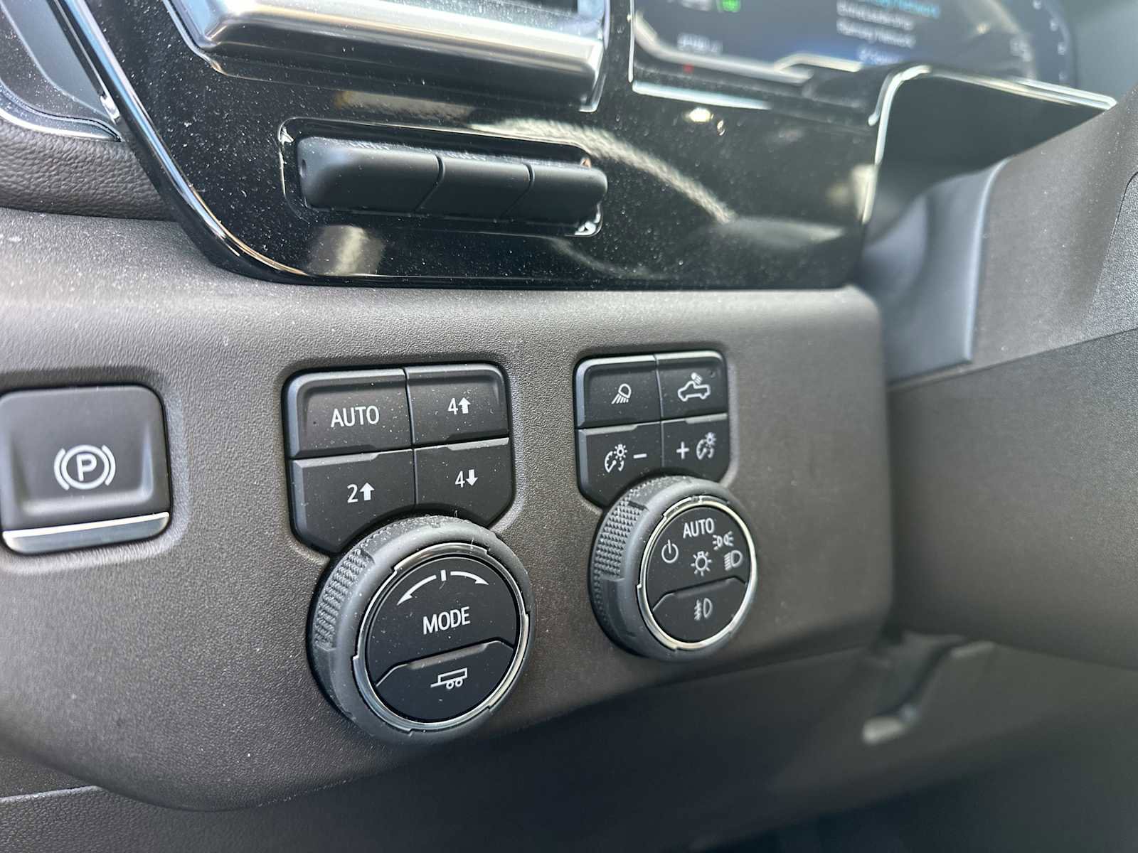 Used 2025 Chevrolet Silverado 2500 LTZ w/ Z71 Chrome Sport Edition image 21