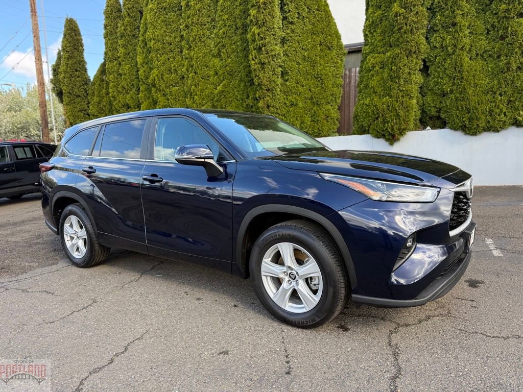Certified 2025 Toyota Highlander LE image 1