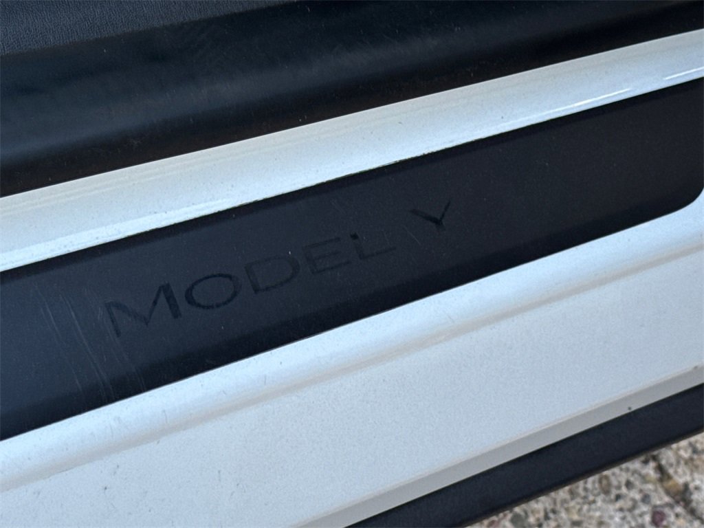 Used 2021 Tesla Model Y Long Range image 17