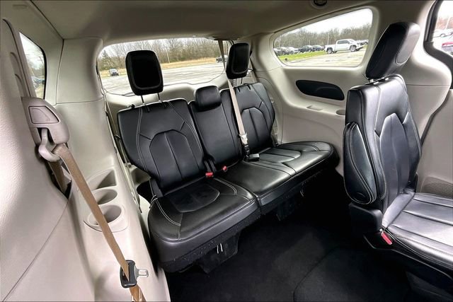 Used 2023 Chrysler Pacifica Touring-L image 25